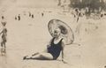 Frau mit Sonnenschim an Seeufer liegend