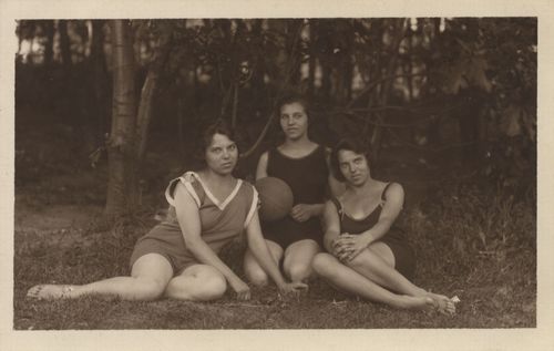 3 Frauen mit Ball am Seeufer