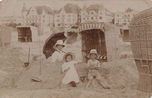 Mutter mit Kindern am Strandkorb