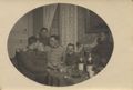 Erster Weltkrieg/Bier und Spiel/Gruppenportrt am Tisch