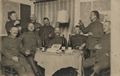 Erster Weltkrieg/Bier und Spiel/Gruppenportrt am Tisch [2]