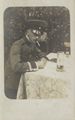 Erster Weltkrieg/Bier und Spiel/Soldatenportrt am Tisch