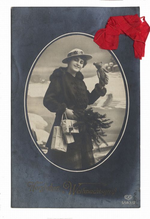 Frau mit Geschenken und roter Schleife